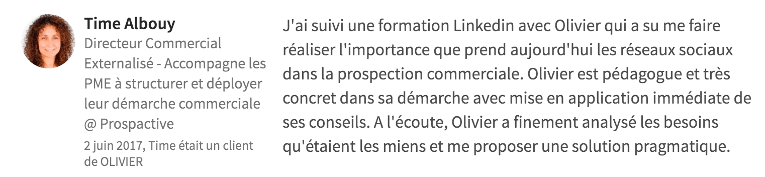 Carte de profil de type LinkedIn avec un portrait circulaire et un texte décrivant un rôle et une expérience professionnels.