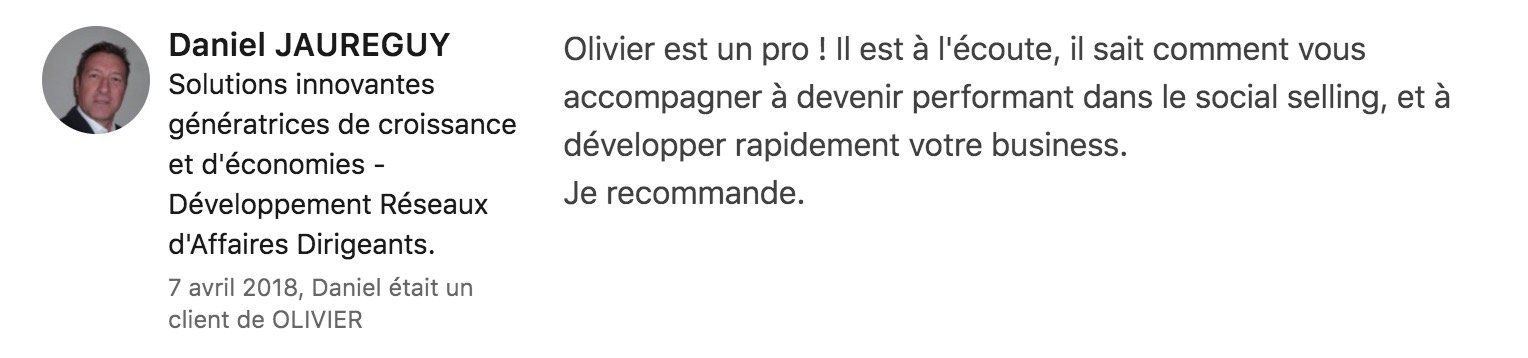 Capture d'écran d'une publication LinkedIn avec une photo de profil, un nom et un texte sur le marketing et la vente sociale.