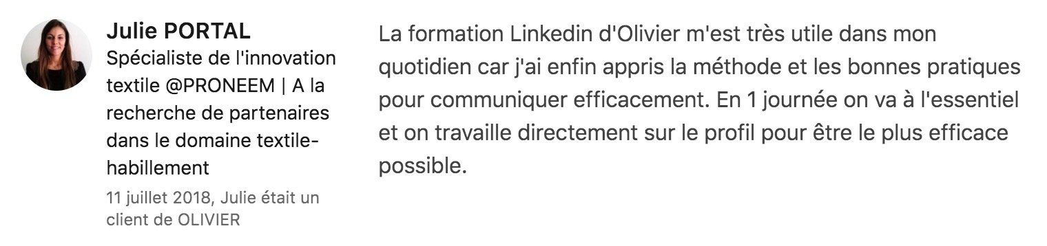 Article d'actualité avec portrait, montrant une femme à côté d'un texte espagnol sur fond clair.