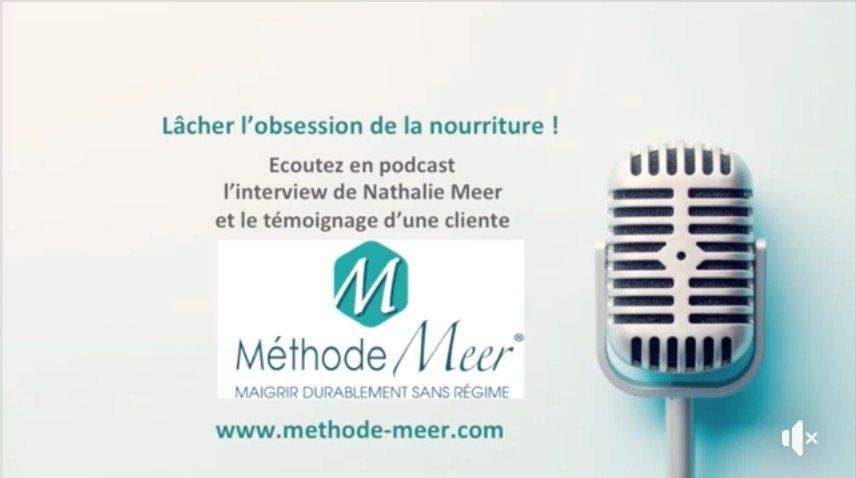 Un microphone est placé devant un logo pour methode meer