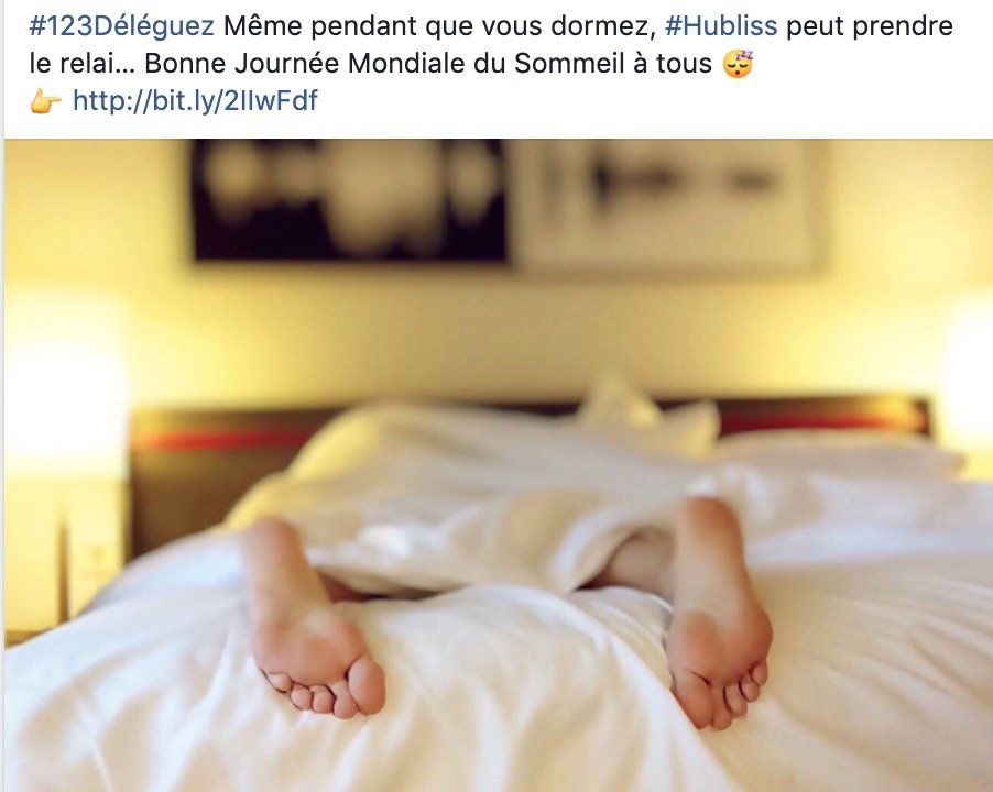 Une personne allongée sur un lit avec les pieds relevés