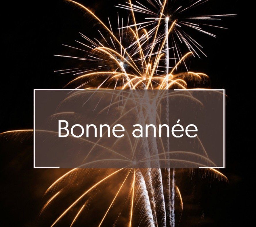 Un feu d'artifice avec un panneau 