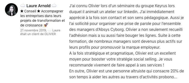 Capture d'écran d'un tweet faisant l'éloge d'une reprise de chanson de Noël par un chanteur ; photo de profil à gauche et texte en français à droite