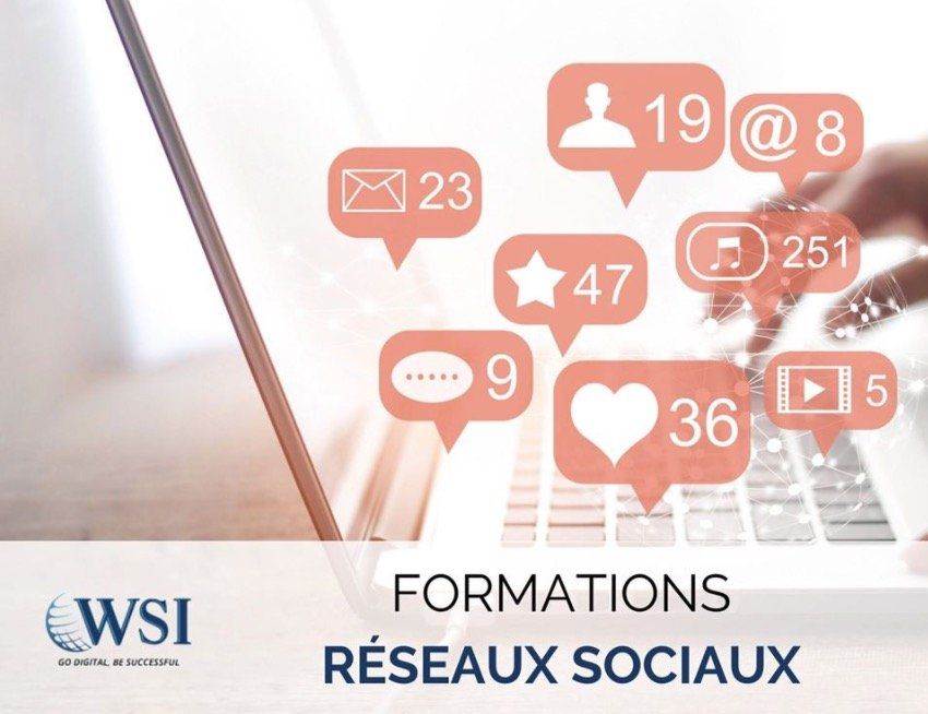 Une personne tape sur un ordinateur portable avec des icônes de réseaux sociaux sur l'écran.