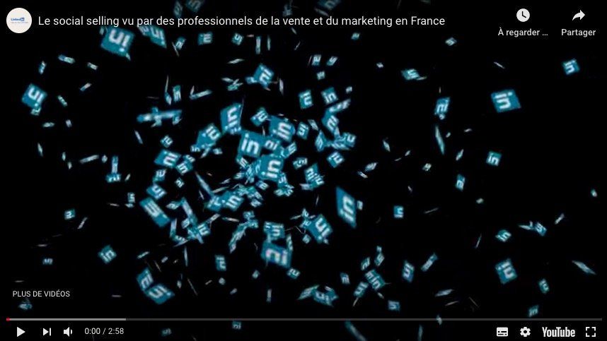 Vidéo YouTube en pause sur fond noir avec des lettres bleues flottantes et un titre en français en haut