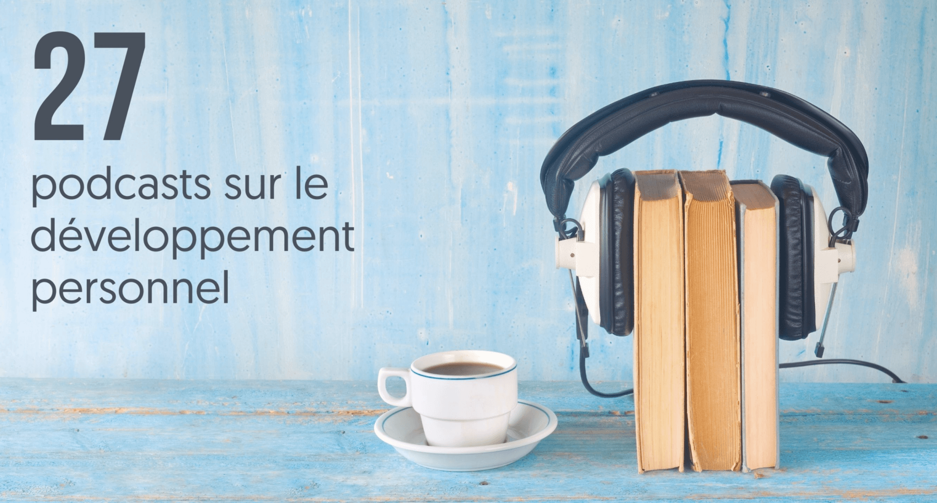 Une pile de livres avec des écouteurs et une tasse de café sur une table.