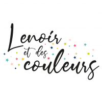 Logo indiquant « Lenoir et des couleurs » en caractères noirs avec des points colorés en forme d'étoiles.