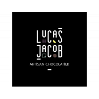 Logo noir pour Lucas Jacob Artisan Chocolatier avec lettrage stylisé blanc et rose sur fond carré