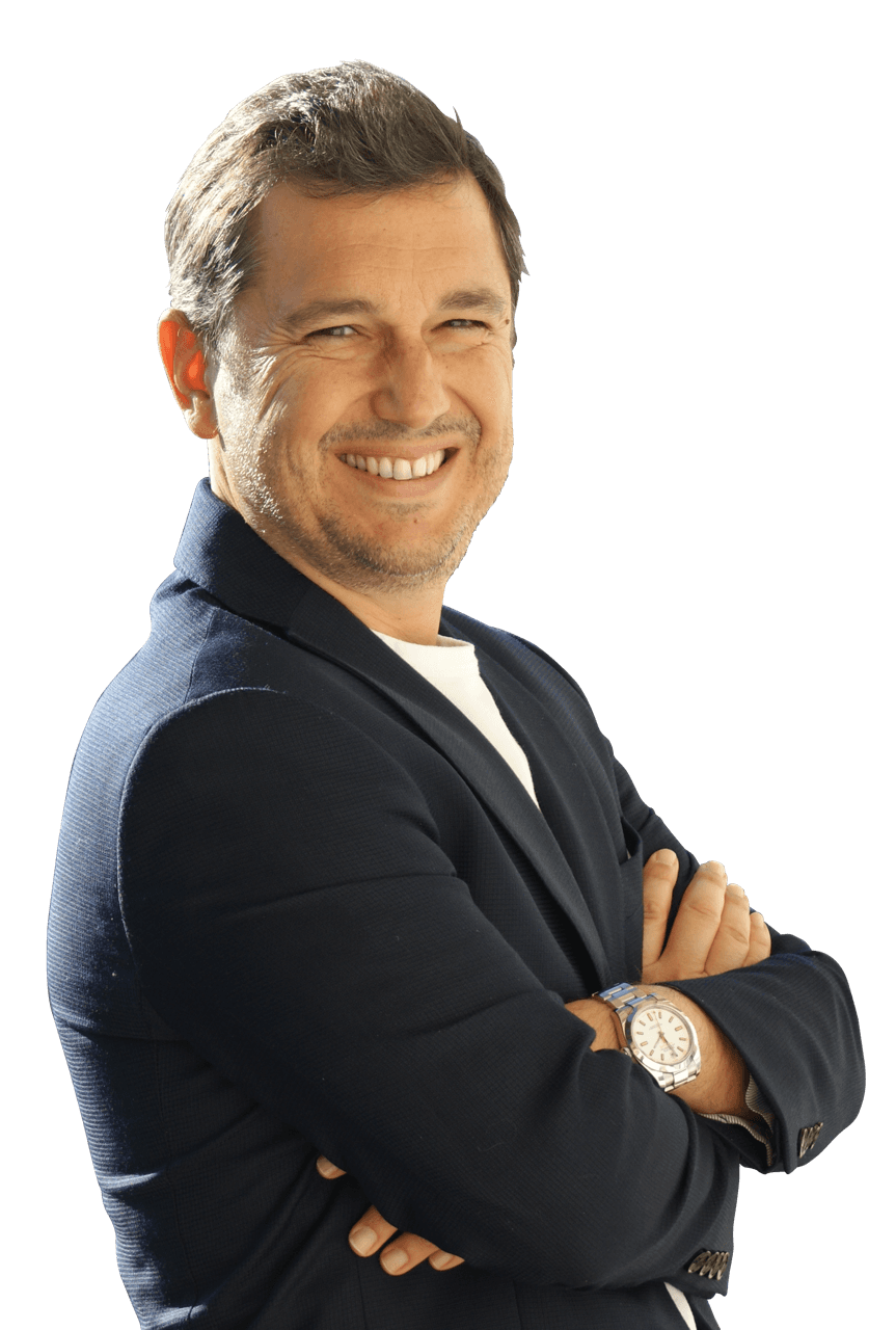 Homme souriant en blazer foncé, les bras croisés, sur fond blanc