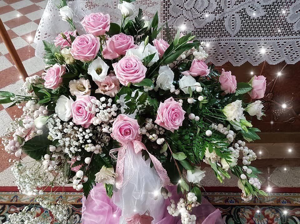 Composizione floreale di rose per chiesa