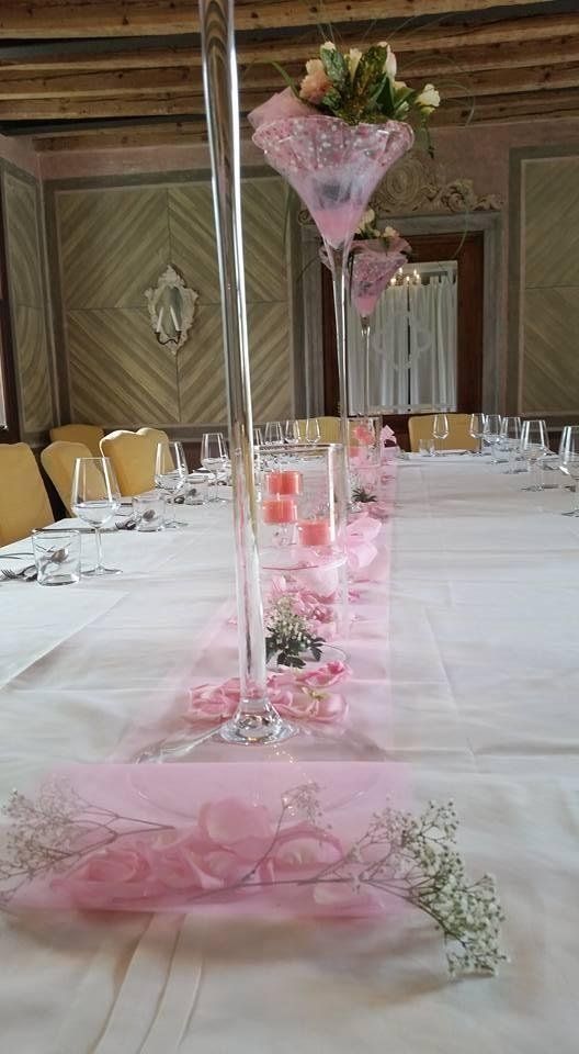 Allestimento floreale in rosa di tavola per banchetto di battesimo