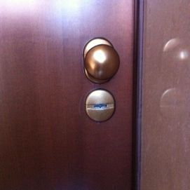 Porta con serratura di sicurezza