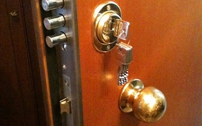 Serratura porta con tripla mandata