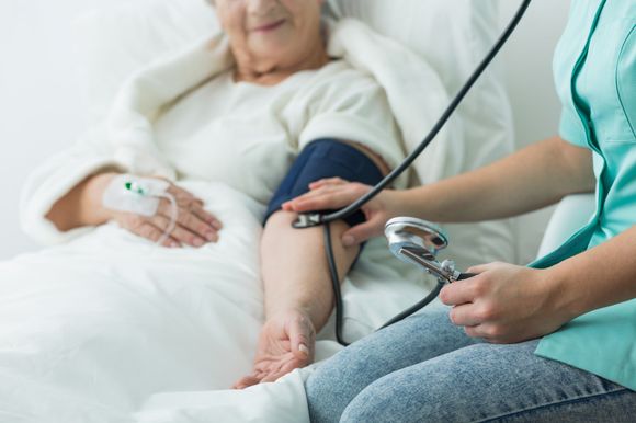 misurazione della pressione ad anziana ospite di centro assistenziale