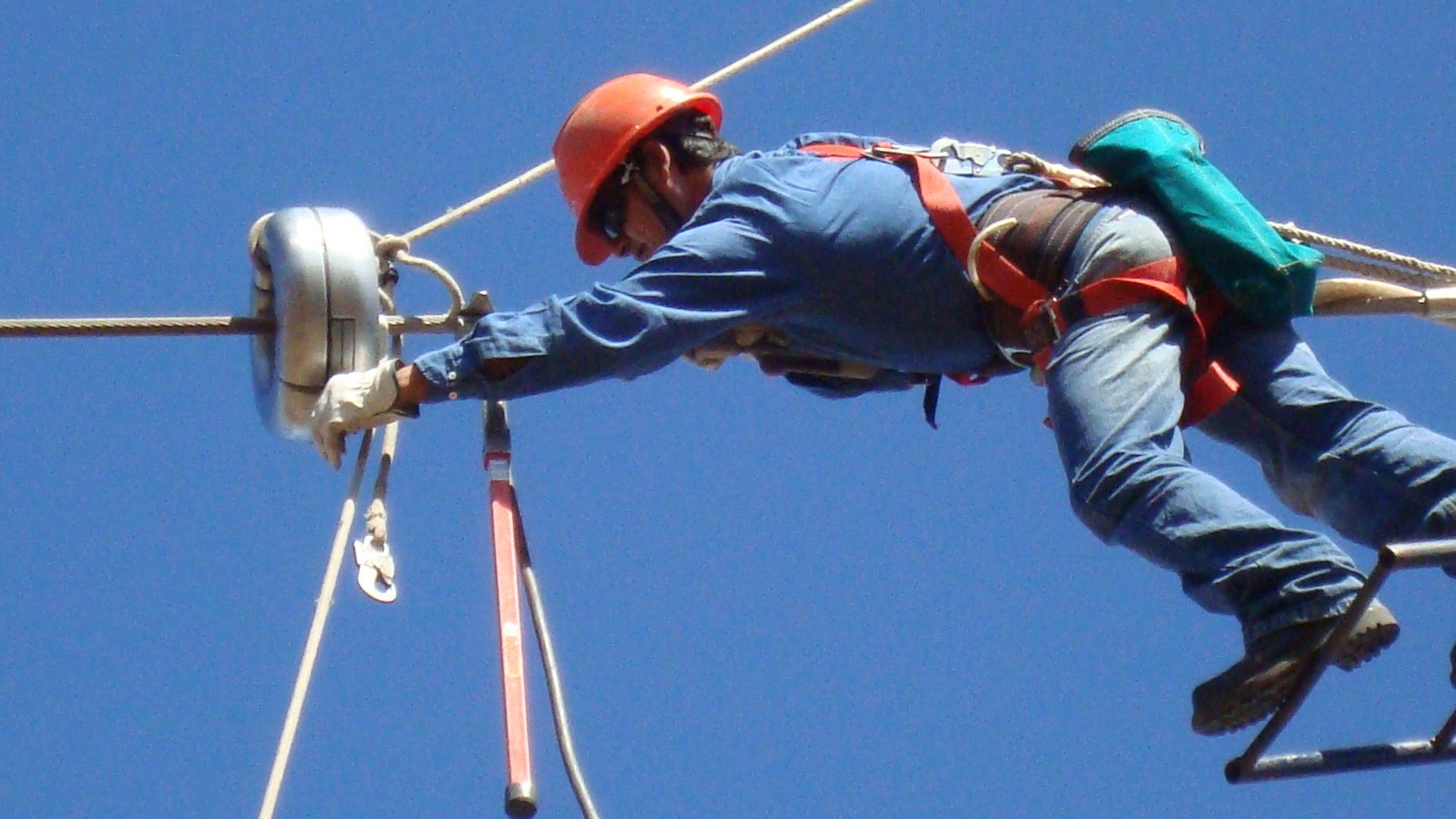 PowerDonut smart sensor installation process on Power Transmission Lines