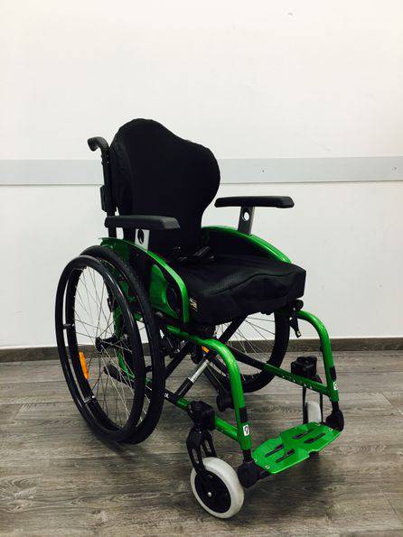 sedia a rotelle nera e verde