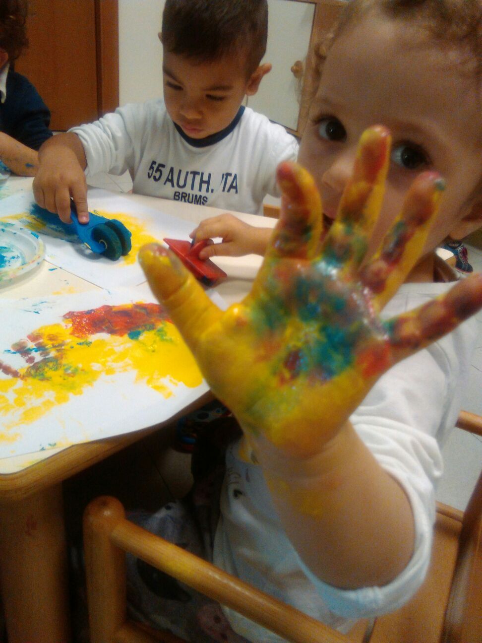 bimbo mano colorata