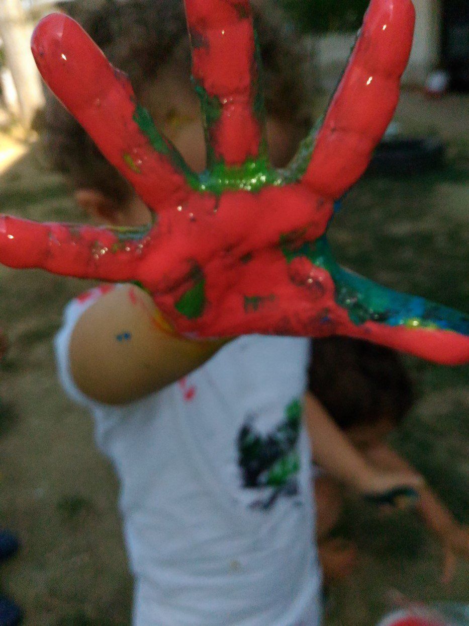bimbo mano rossa