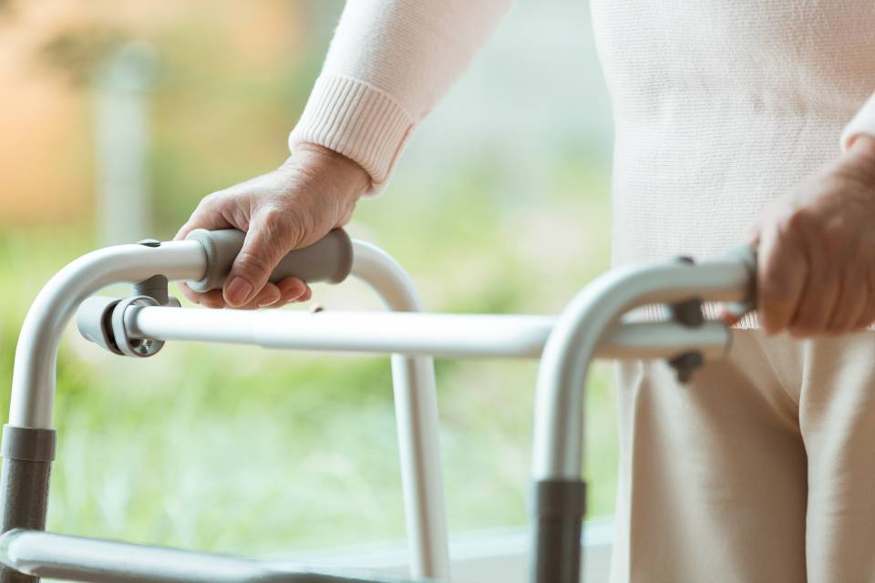 donna con ausilio per la mobilità