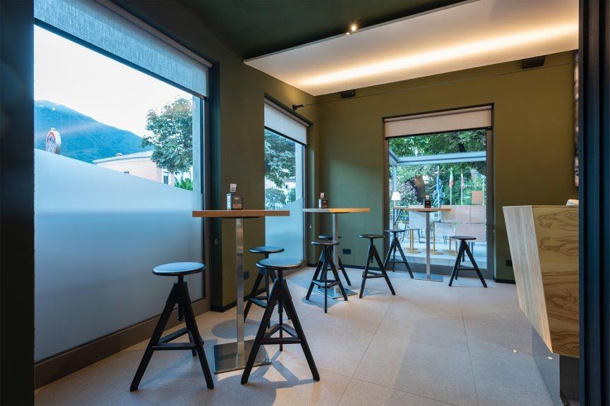 sala del bar con tavoli per colazione