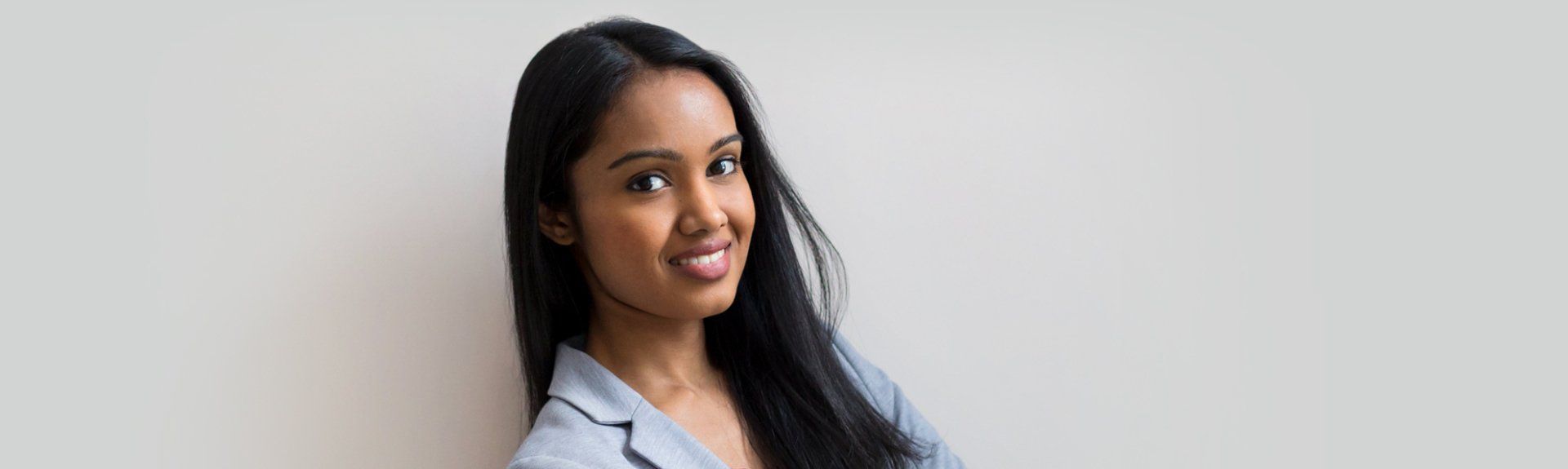 Portrait d'une jeune femme indienne souriante.