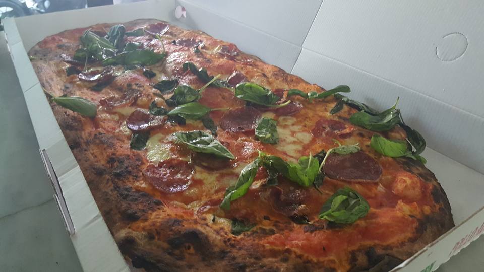 Mezzo metro di pizza ripiena