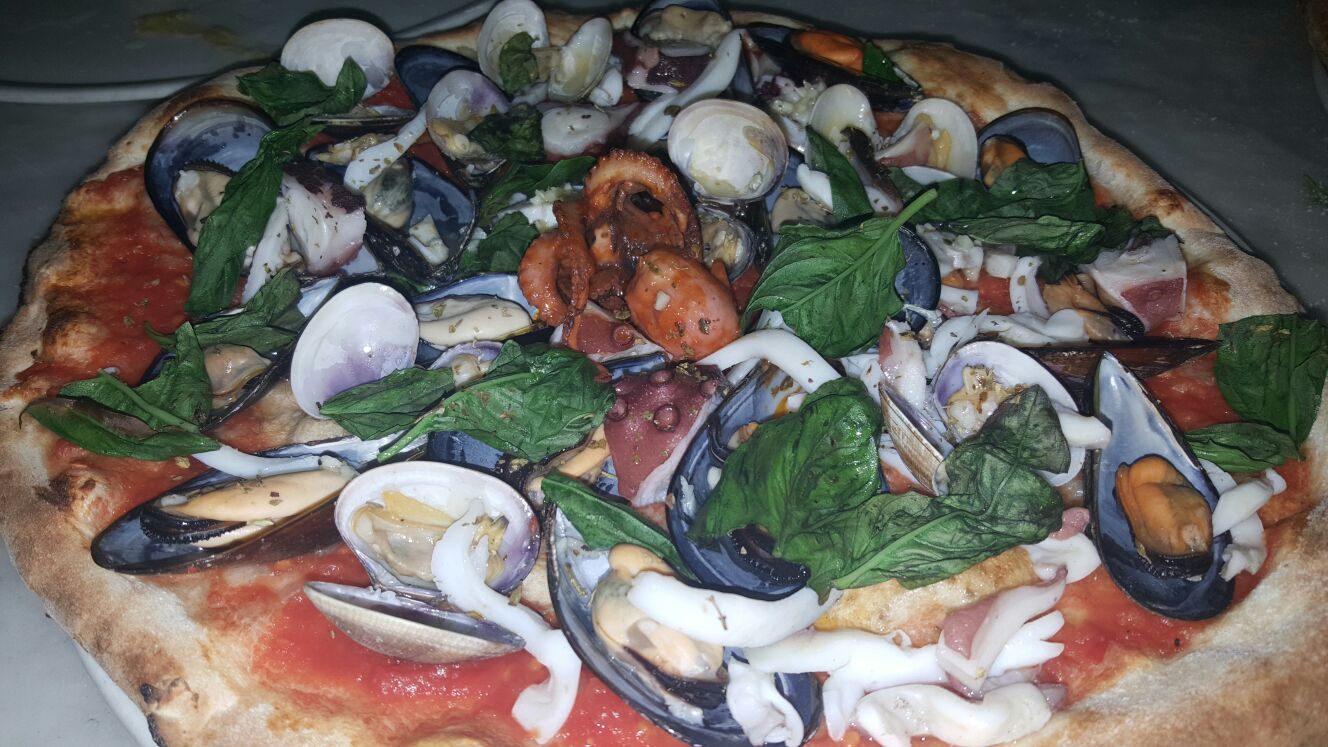 pizza alla pescatora con mitili freschi