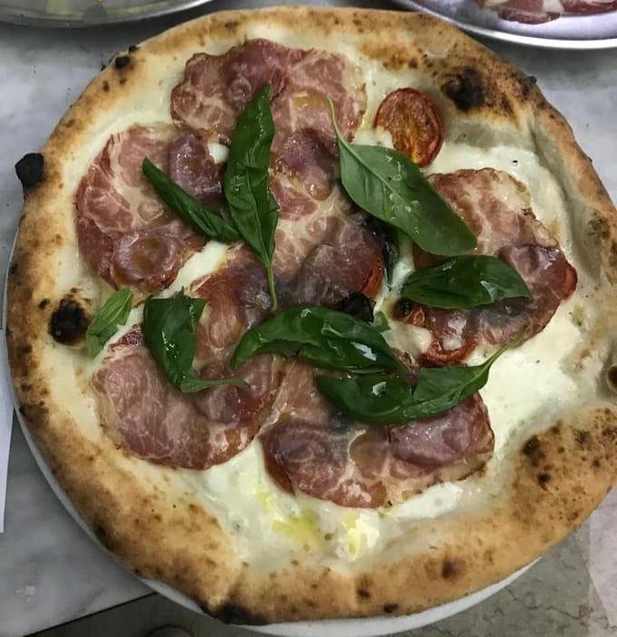 Pizza con capicollo e pomodori secchi