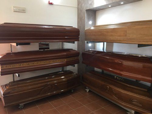 esposizione di cofani funebri