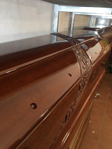 cofano funebre in legno decorato