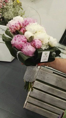 mazzo di fiori rosa e bianchi