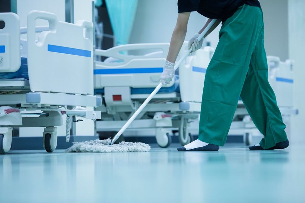 pulizia pavimento di una clinica