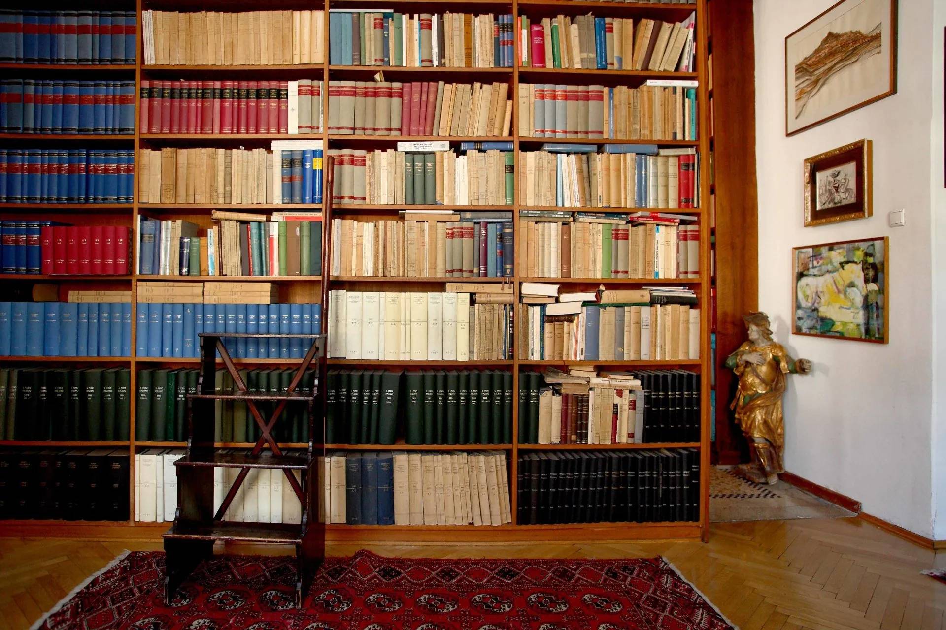 libreria dello studio specializzato in diritto civile
