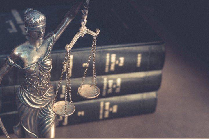 statua della dea della giustizia rappresentativa dei servizi di assistenza legale