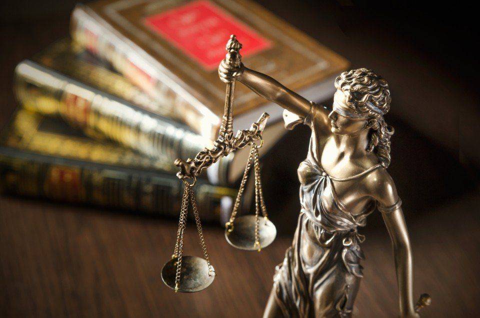 statua rappresentativa dei servizi legali