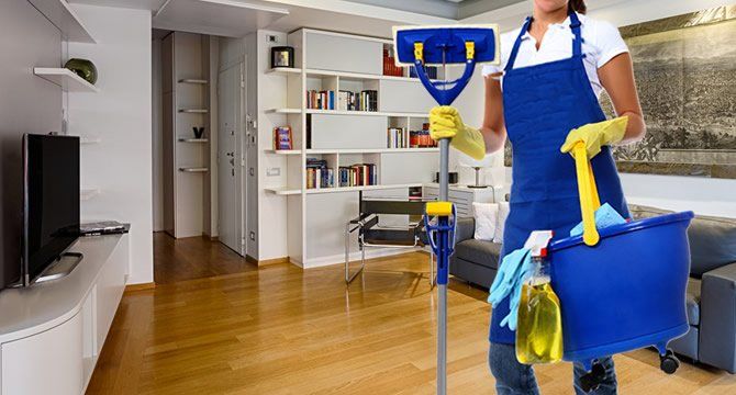 addetta alle pulizie mentre pulisce un appartamento