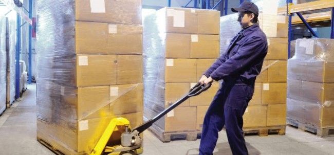operatore durante la movimentazione di alcuni scatoloni