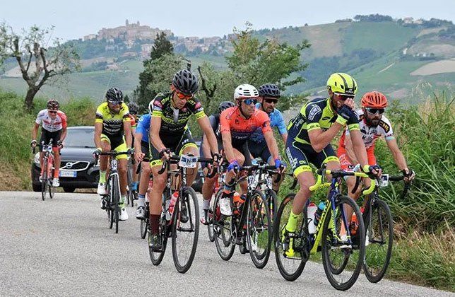 ciclisti in gara durante il granfondo