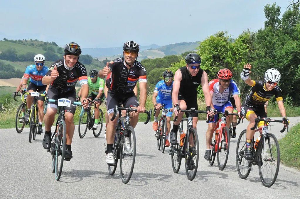 ciclisti mentre gareggiano