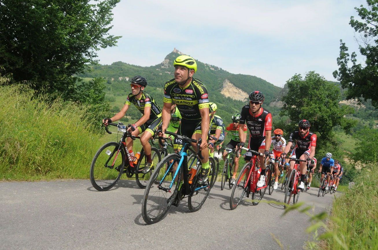 ciclisti durante una salita