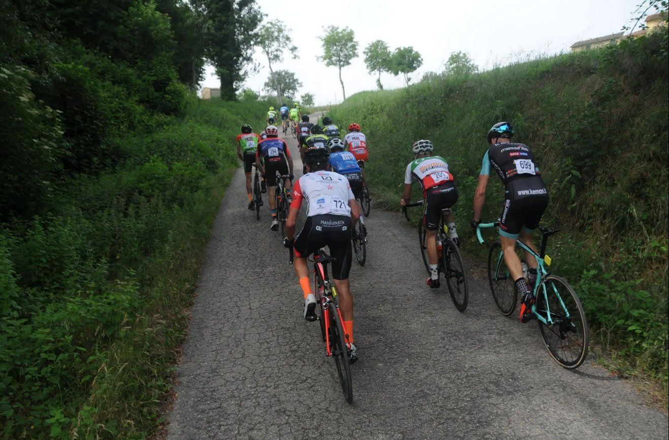 ciclisti durante una tappa del granfondo