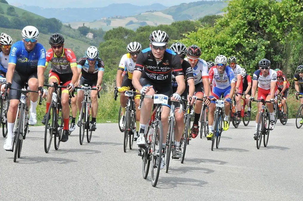 foto dei ciclisti durante il granfondo
