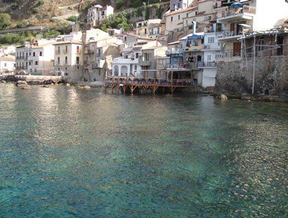 Un paesino e vista del mare