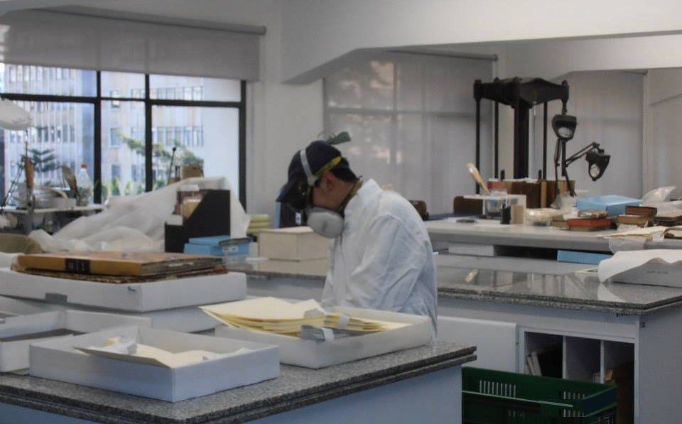 Bug Off Fumiclean hombre realizando proceso de fumigación