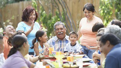 Inmigración basada en la familia - Familia hispana feliz en Nashville, TN