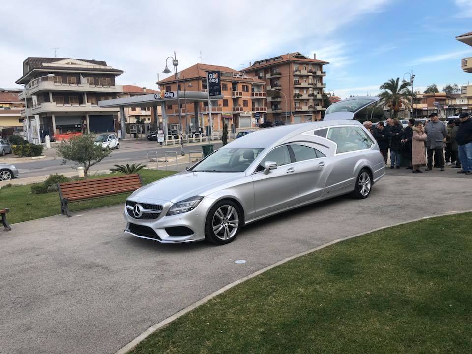 carro funebre con bara in legno all'interno