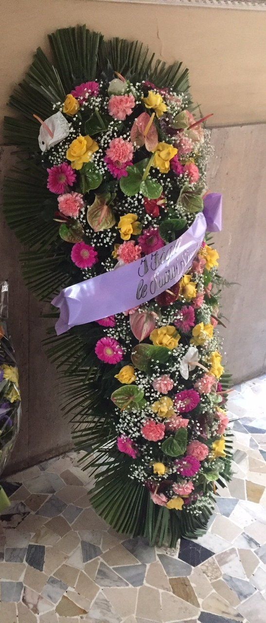 omaggio floreale su una tomba scura in pietra