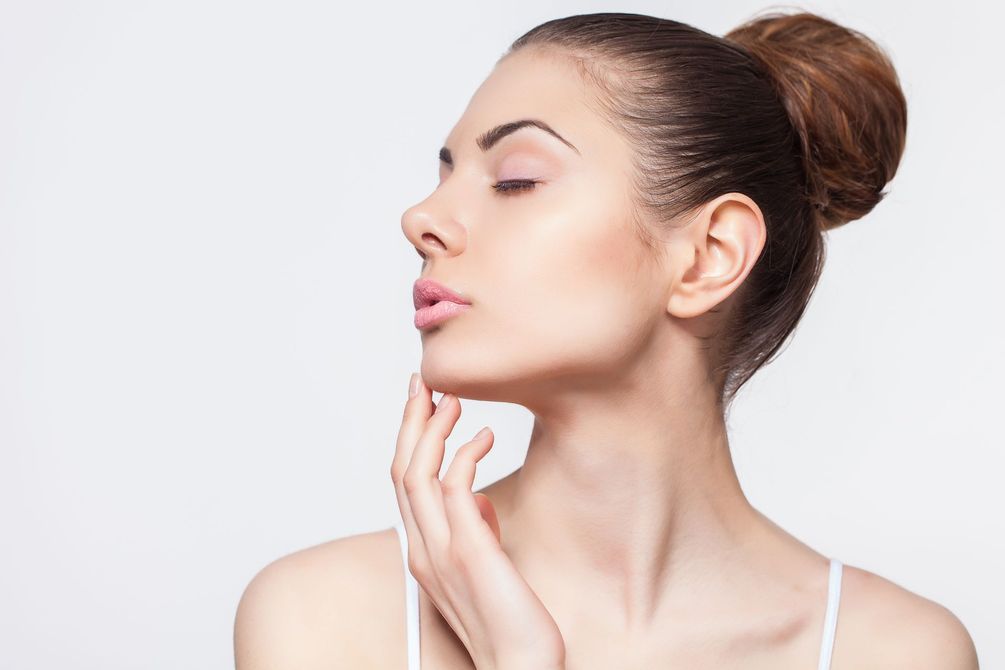 modella con viso tonico e giovane