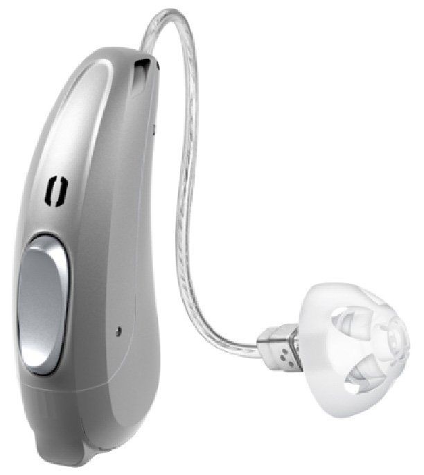 Audífono plateado retroauricular con tubo transparente y auricular sobre fondo blanco.