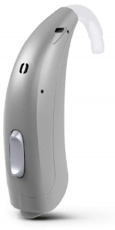 Audífono plateado retroauricular con tubo blanco curvado y botón de control.